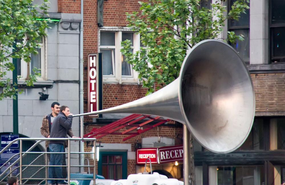 bruxelles megaphone megafon støj noise