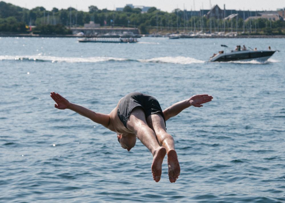 mand hopper på hovedet i havnen ved Refshaleøen