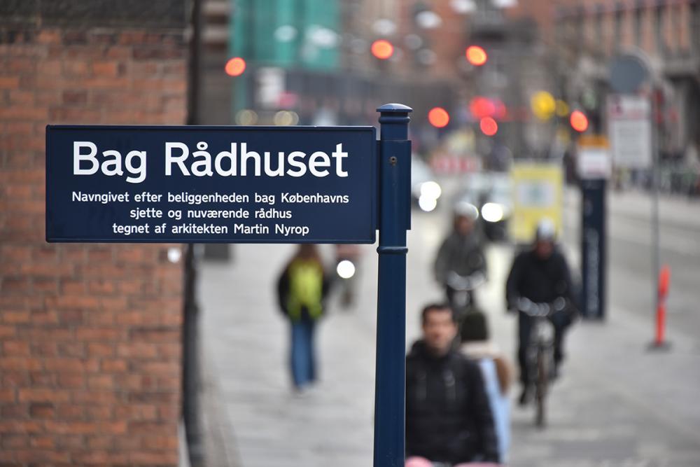 gadeskilt bag rådhuset