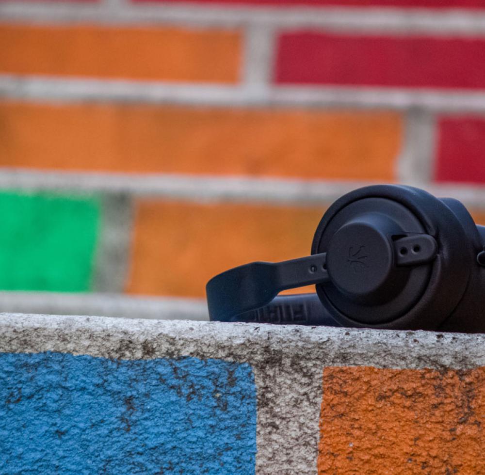 høretelefoner på mur