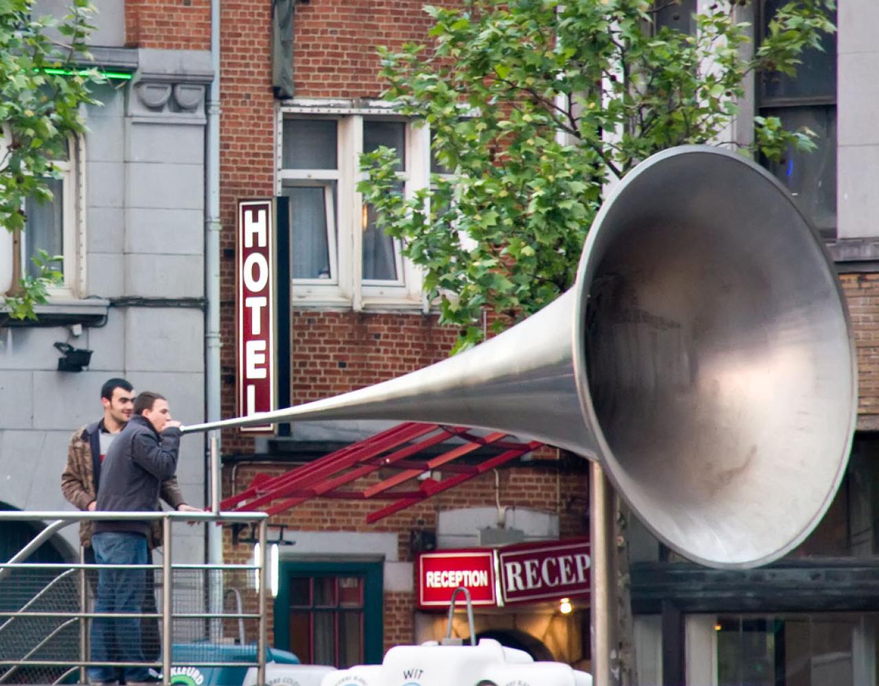 bruxelles megaphone megafon støj noise