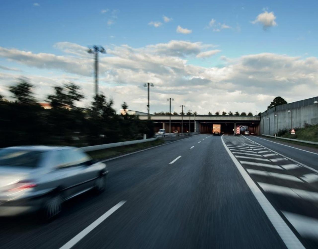 Motorvej, tunnel, biler