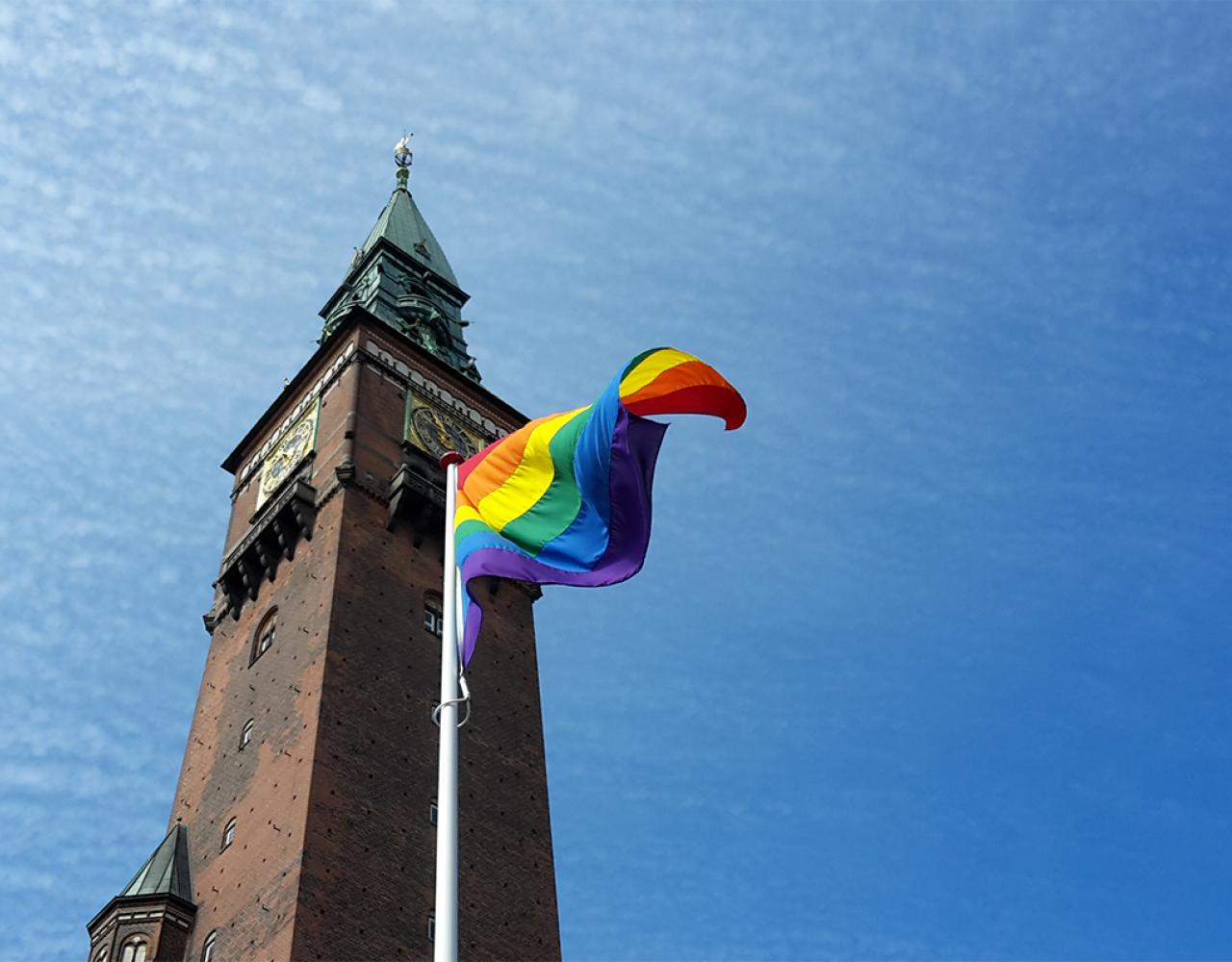 regnbueflag rådhuset