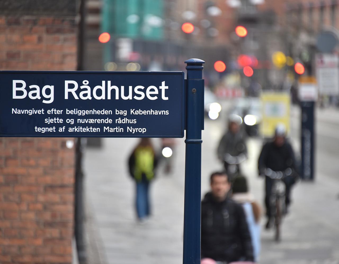 gadeskilt bag rådhuset