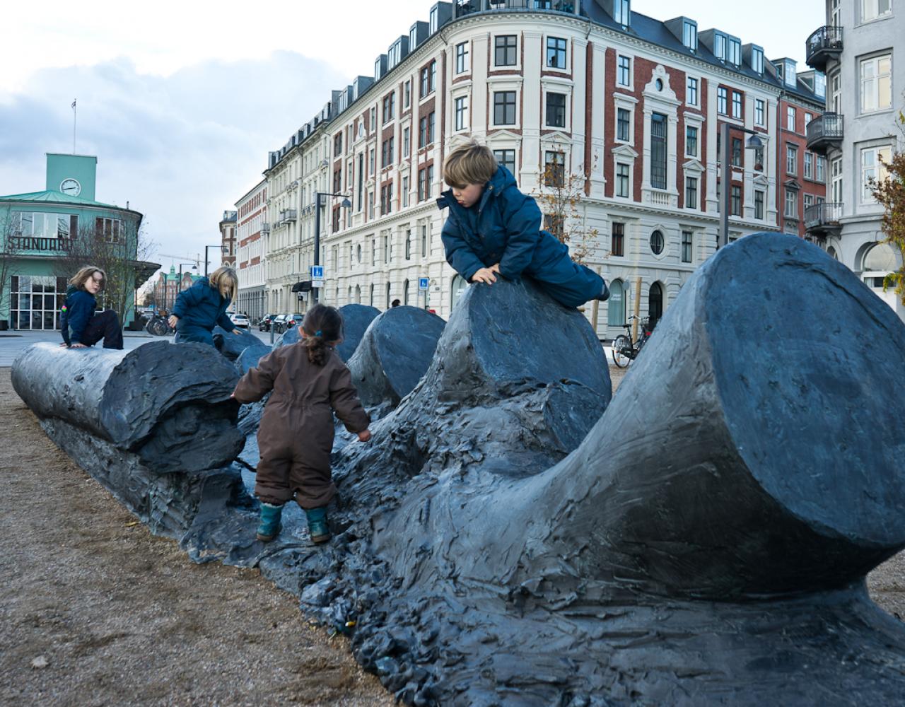 havnegade skulptur klatre børn