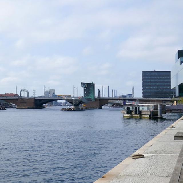 BLOX, 2017 et pont basculant Langebro, 1954,  Bryghuspladsen, Frederiksholm Kanal, Indre By, Copenhague, Danemark.
