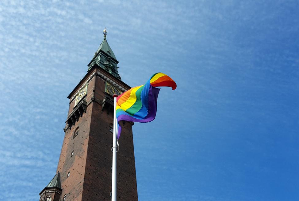 regnbueflag rådhuset