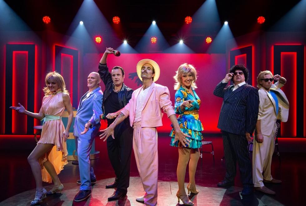 Crazy Christmas Cabaret: Who killed Don Calzone?