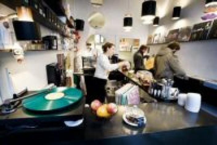 Sort Kaffe & Vinyl – The Kaffebar